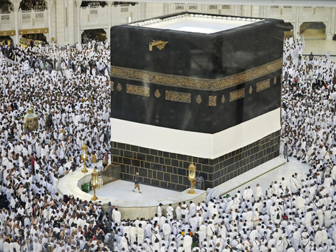 Jemaah calon haji dari berbagai negara melakukan Tawaf di Masjidil Haram, Makkah, Arab Saudi, Jumat (30/5/2025). Foto: Andika Wahyu/ANTARA FOTO