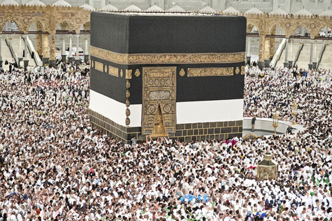 Jamaah calon haji dari berbagai negara melakukan Tawaf di Masjidil Haram, Makkah, Arab Saudi, Jumat (30/5/2025). Foto: Andika Wahyu/ANTARA FOTO