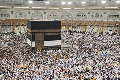 Jemaah calon haji dari berbagai negara melakukan Tawaf di Masjidil Haram, Makkah, Arab Saudi, Jumat (30/5/2025). Foto: Andika Wahyu/ANTARA FOTO