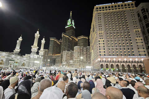 Jamaah calon haji dari berbagai negara berjalan usai menunaikan Shalat Maghrib di Masjidil Haram, Makkah, Arab Saudi, Jumat (30/5/2025). Foto: Andika Wahyu/ANTARA FOTO