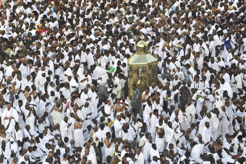 Jamaah calon haji dari berbagai negara melakukan Tawaf di Masjidil Haram, Makkah, Arab Saudi, Jumat (30/5/2025). Foto: Andika Wahyu/ANTARA FOTO