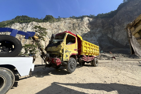 Suasana pencarian korban longsor di area galian C penambangan batu, Gunung Kuda, Dukupuntang, Kabupaten Cirebon. Foto: kumparan