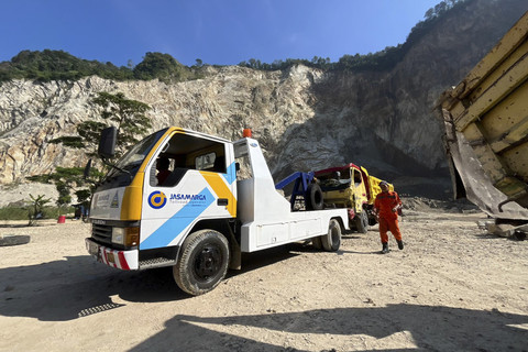 Suasana pencarian korban longsor di area galian C penambangan batu, Gunung Kuda, Dukupuntang, Kabupaten Cirebon. Foto: kumparan