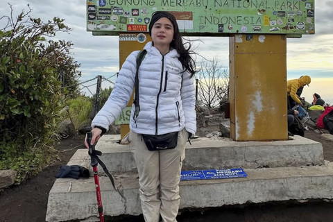 Tissa Biani mendaki Gunung Merbabu. Foto: Instagram/ @tissabiani