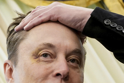 Pengusaha Elon Musk berbincang dengan Donald Trump saat pemberian plakat kunci gedung putih di Ruang Oval Gedung Putih, Washington DC, Amerika Serikat, Jumat (30/5/2025). Foto: Allison Robbert/AFP