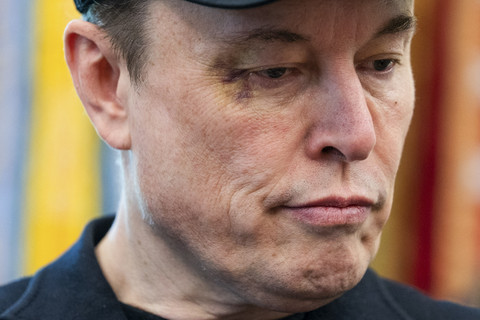 Pengusaha Elon Musk berbincang dengan Donald Trump saat pemberian plakat kunci gedung putih di Ruang Oval Gedung Putih, Washington DC, Amerika Serikat, Jumat (30/5/2025). Foto: Allison Robbert/AFP