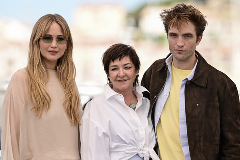 Aktris AS Jennifer Lawrence, sutradara Inggris Lynne Ramsay dan aktor Inggris Robert Pattinson berpose selama sesi pemotretan untuk film "Die, My Love" di Festival Film Cannes edisi ke-78 di Cannes, Prancis selatan, pada 18 Mei 2025. Foto: AFP