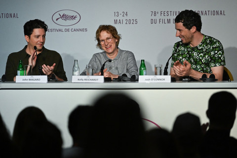 Aktor AS John Magaro, sutradara dan penulis skenario AS Kelly Reichardt dan aktor Inggris Josh O'Connor menghadiri konferensi pers untuk film "The Mastermind" di Festival Film Cannes edisi ke-78 di Cannes, Prancis selatan, pada 24 Mei 2025. Foto: AFP