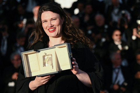 Sutradara dan penulis skenario Jerman Mascha Schilinski berpose selama sesi pemotretan setelah memenangkan Penghargaan Juri untuk film "In die Sonne Schauen" (Sound of Falling) selama upacara penutupan Festival Film Cannes ke-78 di Cannes, Prancis selatan, pada 24 Mei 2025. Foto: AFP