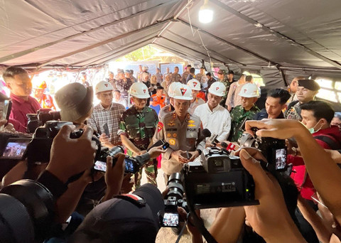 Kapolda Jabar, Irjen Pol Rudi Setiawan saat meninjau lokasi longsor galian C Gunung Kuda di Kabupaten Cirebon, Sabtu (31/5/2025). Foto: kumparan