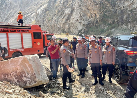 Kapolda Jabar, Irjen Pol Rudi Setiawan saat meninjau lokasi longsor galian C Gunung Kuda di Kabupaten Cirebon, Sabtu (31/5/2025). Foto: kumparan