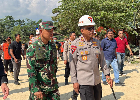Kapolda Jabar, Irjen Pol Rudi Setiawan saat meninjau lokasi longsor galian C Gunung Kuda di Kabupaten Cirebon, Sabtu (31/5/2025). Foto: kumparan