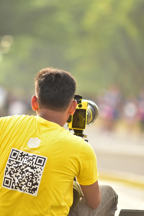Rijal Hidayatulloh, fotografer lari di balik akun @alturalica.photo tengah memotret salah satu event lari di Jakarta. Foto: Dokumentasi pribadi 