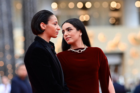 Aktris Prancis Nadia Melliti dan aktris Prancis Hafsia Herzi tiba untuk pemutaran film "La Petite derniere" di Festival Film Cannes edisi ke-78 di Cannes, Prancis selatan, pada 16 Mei 2025. Foto: AFP