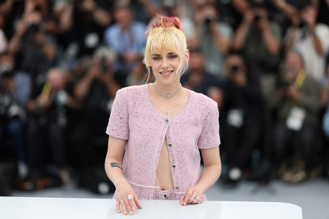 Sutradara, penulis skenario, dan produser AS Kristen Stewart berpose selama sesi pemotretan untuk film "The Chronology of Water" di Festival Film Cannes edisi ke-78 di Cannes, Prancis selatan, pada 16 Mei 2025. Foto: AFP