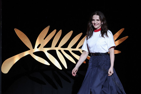 Aktris Prancis dan presiden juri festival film Cannes ke-78 Juliette Binoche tiba di panggung selama upacara penutupan Festival Film Cannes edisi ke-78 di Cannes, Prancis selatan, pada 24 Mei 2025. Foto: AFP