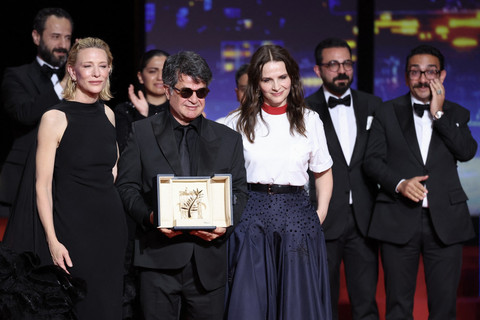 Sutradara, penulis skenario, dan produser Iran Jafar Panahi (tengah) berpose di atas panggung bersama aktris Australia Cate Blanchett (kiri) dan aktris Prancis sekaligus ketua juri festival film Cannes ke-78 Juliette Binoche setelah memenangkan Palme d'Or untuk film "Un simple accident" selama upacara penutupan Festival Film Cannes ke-78 di Cannes, Prancis selatan, pada 24 Mei 2025. Foto: AFP