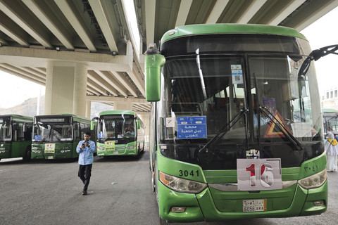 Jamaah calon haji Indonesia turun dari bus Shalawat di terminal Jabal Kakbah di dekat Masjidil Haram, Makkah, Arab Saudi, Rabu (21/5/2025). Foto: Andika Wahyu/ANTARA FOTO