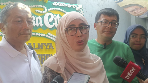 Meiliana (48), ibu Argo Ericko Achfandi (19) mahasiswa UGM yang ditabrak oleh Christiano Pangarapenta Pangidahen Tarigan (21) saat dijumpai di rumahnya, Depok, Sabtu (31/5/2025). Foto: Thomas Bosco/kumparan