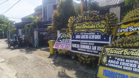 Karangan bunga berisi ucapan belasungkawa membanjiri halaman hingga area luar rumah Argo Ericko Achfandi yang ada di kawasan Kalibaru, Cilodong, Depok, Sabtu (31/5/2025). Foto: Thomas Bosco/kumparan