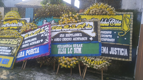 Karangan bunga berisi ucapan belasungkawa membanjiri halaman hingga area luar rumah Argo Ericko Achfandi yang ada di kawasan Kalibaru, Cilodong, Depok, Sabtu (31/5/2025). Foto: Thomas Bosco/kumparan