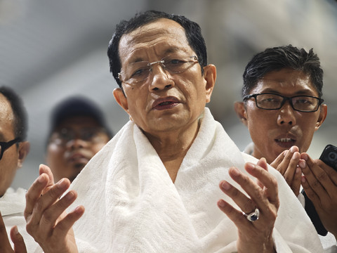 Menteri Agama Nasaruddin Umar berdoa seusai menyelesaikan rangkaian umrah wajib di Masjidil Haram, Makkah, Arab Saudi, Sabtu (31/5/2025) dini hari. Foto: Dok. Media Center Haji