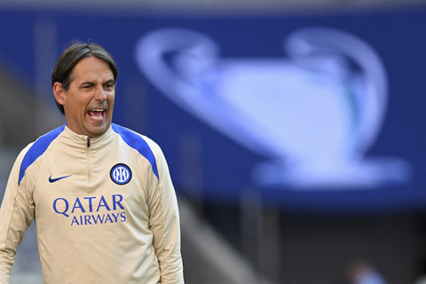 Pelatih Inter Milan Simone Inzaghi menyampaikan intruksi kepada pemainnya saat sesi latihan resmi jelang pertandingan Final Liga Champions menghadapi Paris Saint Germain di Allianz Arena, Munich, Jerman, Kamis (30/5/2025). Foto: Annegret Hilse/Reuters