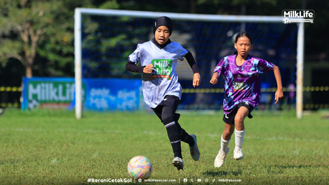 Aksi pemain dalam MilkLife Soccer Challenge Bandung 2025.  Foto: Dok. MilkLife Soccer Challenge