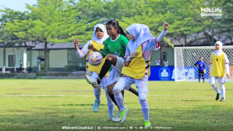 Aksi pemain dalam MilkLife Soccer Challenge Bandung 2025.  Foto: Dok. MilkLife Soccer Challenge