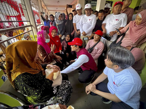 Mensos Saifullah Yusuf meninjau pelaksanaan operasi katarak gratis  di RSD Dr. Soebandi, Kabupaten Jember, Jawa Timur, Sabtu (31/5/2025).  Foto: Dok. Kemensos