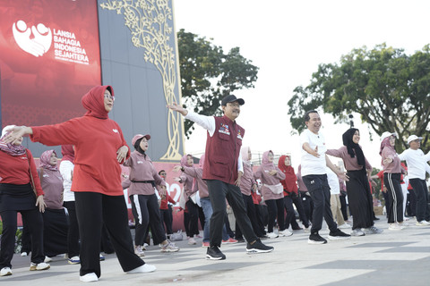 4.000 lansia mengikuti senam massal pada acara puncak peringatan Hari Lanjut Usia Nasional (HLUN) 2025 dipusatkan di Alun-Alun Jember, Jawa Timur, Sabtu (31/5/2025). Foto: Dok. Kemensos