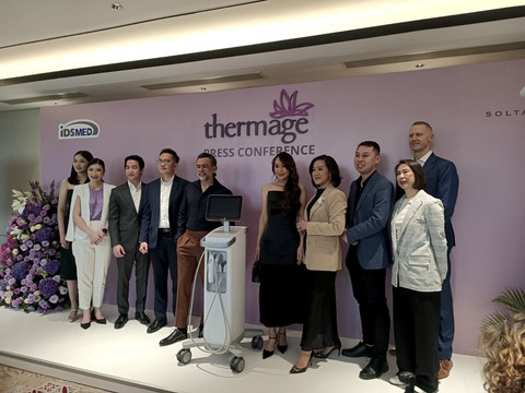 Jeremy Thomas dan istri. Foto: Istimewa