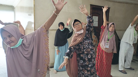 Jemaah haji lansia saat senam di hotel. Foto: Dok. Media Center Haji