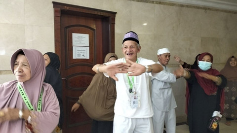 Jemaah haji lansia saat senam di hotel. Foto: Dok. Media Center Haji