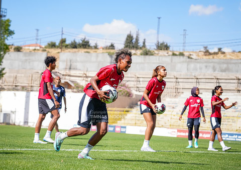 Timnas Wanita Indonesia tengah menjalani sesi latihan jelang menghadapi Bangladesh di King Abdullah Stadium II, Amman, Yordania, Sabtu (31/5). Foto: PSSI