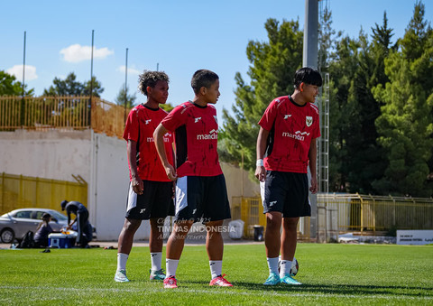 Marsela Awi, Sheva Imut, & Helsya Maeisyaroh tengah menjalani sesi latihan Timnas Wanita Indonesia jelang menghadapi Bangladesh di King Abdullah Stadium II, Amman, Yordania, Sabtu (31/5). Foto: PSSI