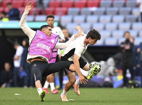 Pemain Paris Saint-Germian Joao Neves berebut bola dengan rekannya Achraf Hakimi saat sesi latihan resmi jelang pertandingan Final Liga Champions menghadapi Inter Milan di Allianz Arena, Munich, Jerman, Kamis (30/5/2025). Foto: Annegret Hilse/Reuters