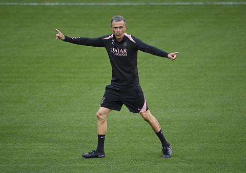 Pelatih Paris Saint-Germain Luis Enrique menyampaikan intruksi kepada pemainnya saat sesi latihan resmi jelang pertandingan Final Liga Champions menghadapi Inter Milan di Allianz Arena, Munich, Jerman, Kamis (30/5/2025). Foto: Annegret Hilse/Reuters