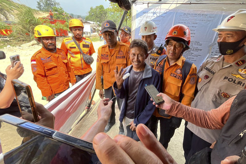 Korban yang selamat dalam musibah longsor, Taryana (45) menjawab pertanyaan wartawan di Gunung Kuda, Cirebon, Jawa Barat, Sabtu (31/5/2025). Foto: kumparan