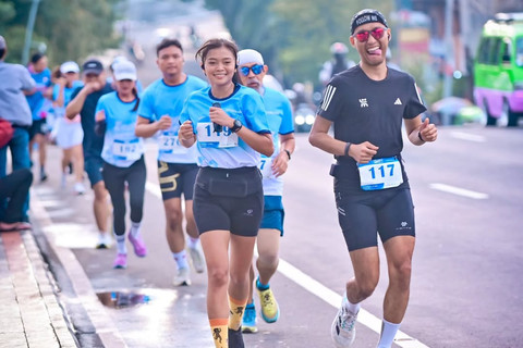 Ratu Shofura Maryam (kiri) berlari di SSA Bogor. Foto: Instagram @ratushofura
