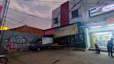 Penampakan toko grosir sembako milik korban dugaan pembunuhan 'Koh' Alex yang terletak di pertigaan Bojong, Pondok Gede, Kota Bekasi, Sabtu (31/5). Foto: Thomas Bosco/kumparan