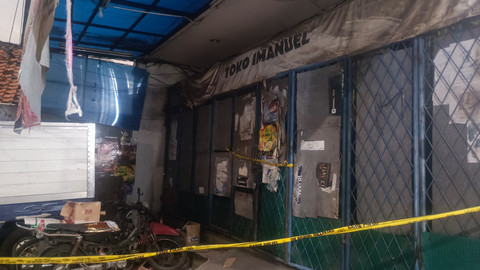 Penampakan toko grosir sembako milik korban dugaan pembunuhan 'Koh' Alex yang terletak di pertigaan Bojong, Pondok Gede, Kota Bekasi, Sabtu (31/5).  Foto: Thomas Bosco/kumparan