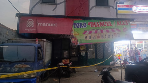 Polisi memasang garis batas lokasi pembunuhan di toko grosir sembako milik korban dugaan pembunuhan 'Koh' Alex yang terletak di pertigaan Bojong, Pondok Gede, Kota Bekasi, Sabtu (31/5). Foto: Thomas Bosco/kumparan