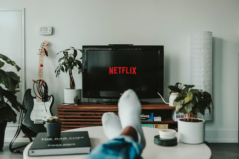 Ilustrasi Cara Nonton Tudum Netflix 2025 Sumber Unsplash/Mollie Sivaram