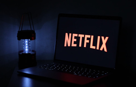 Ilustrasi Cara Nonton Tudum Netflix 2025  Sumber Unsplash/Samet Özer