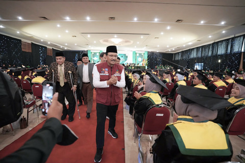 Menteri Sosial RI Saifullah Yusuf saat memberikan orasi ilmiah dalam rapat terbuka senat Universitas Islam Jember (UIJ) sebagai rangkaian wisuda 2025 Sarjana dan Diploma di Convention Hall New Sari Utama, Jember, Sabtu (31/5). Foto: Dok. Istimewa