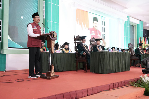 Menteri Sosial RI Saifullah Yusuf saat memberikan orasi ilmiah dalam rapat terbuka senat Universitas Islam Jember (UIJ) sebagai rangkaian wisuda 2025 Sarjana dan Diploma di Convention Hall New Sari Utama, Jember, Sabtu (31/5). Foto: Dok. Istimewa