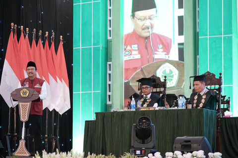 Menteri Sosial RI Saifullah Yusuf saat memberikan orasi ilmiah dalam rapat terbuka senat Universitas Islam Jember (UIJ) sebagai rangkaian wisuda 2025 Sarjana dan Diploma di Convention Hall New Sari Utama, Jember, Sabtu (31/5). Foto: Dok. Istimewa