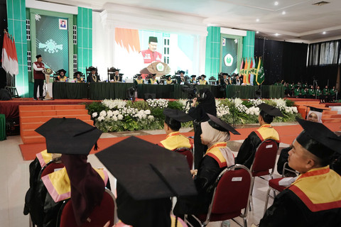 Menteri Sosial RI Saifullah Yusuf saat memberikan orasi ilmiah dalam rapat terbuka senat Universitas Islam Jember (UIJ) sebagai rangkaian wisuda 2025 Sarjana dan Diploma di Convention Hall New Sari Utama, Jember, Sabtu (31/5). Foto: Dok. Istimewa