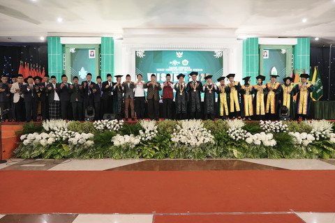 Menteri Sosial RI Saifullah Yusuf saat memberikan orasi ilmiah dalam rapat terbuka senat Universitas Islam Jember (UIJ) sebagai rangkaian wisuda 2025 Sarjana dan Diploma di Convention Hall New Sari Utama, Jember, Sabtu (31/5). Foto: Dok. Istimewa